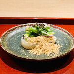 富小路 やま岸 - ☆平貝とハマボウフウと芹の胡麻和え。
      ◎三河湾産の平貝。炙った平貝の甘さが際立つ。