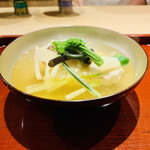 富小路 やま岸 - ☆甘鯛と新筍とて天然山菜の沢煮椀。
      新筍、蕨、うるい、こしあぶら、こごみ。
      ◎愛媛八幡産の甘鯛は身がふっくらとしていて美味い。