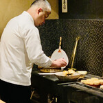 富小路 やま岸 - ◎たけのこを炭火で焼いて、丁寧のはタレを塗ってはまた焼いていく。