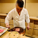 富小路 やま岸 - ◎田村牛を出汁の鍋に潜らせシャブシャブしていく。