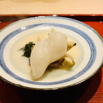 富小路 やま岸 - ☆黒鮑と新筍と新わかめの煮物。
      ◎黒鮑は柔らかく、出汁は優しい味わい。