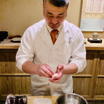 富小路 やま岸 - ◎最後に山岸さん自ら、桜餅を作って振る舞っていく。