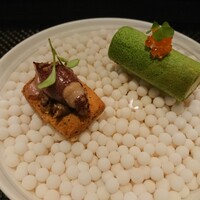 レストラン ラ・フロレゾン・ドゥ・タケウチ - ホタルイカ、ほうれん草のクレープなどを使った新玉葱の料理