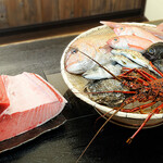 麺酒屋からから - 毎朝市場で仕入れる厳選鮮魚