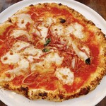 Pizzeria Cres - ディアヴォラ
                        トマトソース、モッツァレラ、サラミ、唐辛子、パルメザン