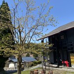 花背そば 花竹庵 - お店、お向かいにある店は現在お休みです