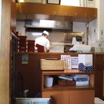 Unagi Hamana - 厨房の店主さん。焼いてます。そして店内はさほど広くはありません。