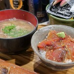 ぼちぼち - ご飯セットの漬け丼とみそ汁