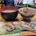 ぼちぼち - ご飯セットの焼き魚２種と漬け丼、味噌汁