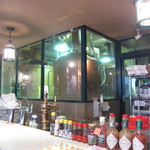 横浜ビール本店レストランUMAYA - １階。ここで、ビールを作っています。