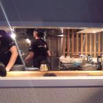 麺屋一燈 - 店内はＬ字カウンター席のみの構成。
      これ外から中の様子を窺ってる時ｗｗ