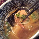 麺屋一燈 - 鶏団子は軟骨も入っててコリコリ食感あり。噛めば肉の旨味がｼﾞｭﾜｯとｼﾞｭｰｼｰ団子