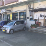 油屋 - 駐車場も共同らしく 10台程度はＯＫかな？