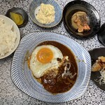時金屋 - 日替りランチ　煮込みハンバーグメインほか
小鉢2皿、魚フライ、ご飯、味噌汁、漬物