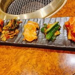 焼肉 スタミナ苑 - キムチ盛り合わせ
      大根、小松菜、かぶ、きゅうり、白菜