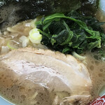 横浜ラーメン 町田家 - 家系では比較的スッキリした豚骨醤油スープです！