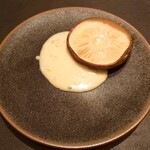 銀座 大石 - 原木椎茸の炭火焼き　ゴルゴンゾーラチーズ