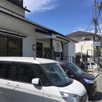 Ikeya Shokudou - 軽は玄関横に停められます。建物の裏手に7台ほど