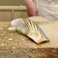 鮨 もりなり - コハダ
                    ご主人手作りの車海老の朧をシャリとタネの間に忍ばせいますが、強めに締めた酢の効いたコハダに朧の甘みが絶妙、酢が柔らかく感じられる塩梅がとても良いのです♪