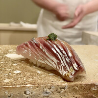 鮨 もりなり - 淡路の鯵
                    万能ネギと生姜を刻んだ葱生姜をちょこんと。
                    鯵の切り身が肉厚で脂もあり、葱生姜が鯵の風味をスッキリとしていい味です。