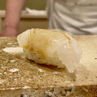 鮨 もりなり - 大分県産のカレイ
                    軽く昆布締めにして厚めに切られたカレイ、あっさりとして良いですね。
                    この日もシャリのコンディションは良好、一粒一粒の口の中での拡がり方がホロホロとしています。