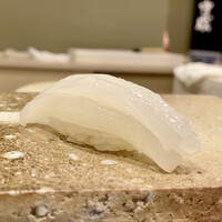 鮨 もりなり - 淡路の白イカ
                      捌いてから２日目、塩だけで山葵も入れずにいただきますが、包丁を入れより甘みや旨味を感じやすくした上で、塩によって更に甘みが増していい味わいです。
                      柔らかですとっても♪