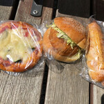 ハタダベーカリー - 料理写真:左から野菜ピザパン、メンチカツ、フランクロール