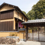 お宿と喫茶 藤のや - 数寄屋門を開けてお入りください。