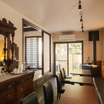 お宿と喫茶 藤のや - アンティーク家具が置いてあります。