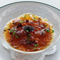 ブラッスリーオザミ 東京スカイツリータウン･ソラマチ店 - トラディションコース(3960円)の鳥取県産ズワイガニ・タマネギのムースとオマールエビのコンソメジュレ フランス産キャビア添え