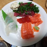 虹のマート - 刺身（海峡サーモン、青森県産ヒラメ、長崎県産本マグロ中落ち）＋すじこ（盛り付けは自分で）
