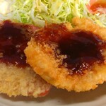 大豪 - 右がチキンカツ、左がハムカツです。キャベツの千六本とトマトが添えてあります。備え付けの中濃ソースをかけたところです。