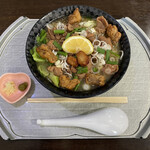 らー神 心温 - 外付けのニンニクと柚子胡椒も相性抜群。