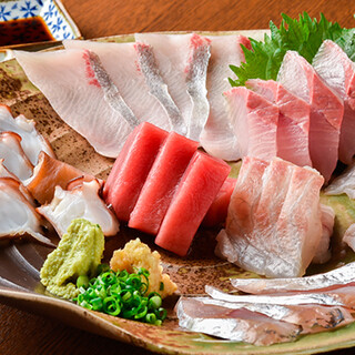[A wide variety of single items] Tempura, kakuni, sashimi...items that are popular among foreign tourists