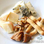 Bitter Sweet - チーズの盛り合わせ　¥637〔税込¥700〕：サイドメニューの一例です。