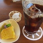 Sun Cafe - 日替わりのセットシフォンケーキにアイスコーヒー