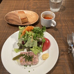 bistro oeuf oeuf - 田舎風のパテサラダ添え