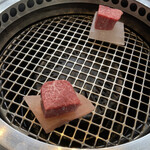 黒毛和牛焼肉 凱旋門 - シャトーブリアンは岩塩の上に乗せて焼く