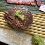 黒毛和牛焼肉 凱旋門 - 岩塩で味付いてるので山葵だけで