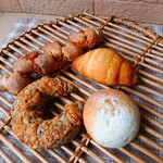 天然酵母パン 晴ぱん - オレンジチーズ・ダブルチーズゴマ・紫蘇ベーコンエピ・塩バターロール