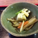 一休庵 - カツ丼についてるタケノコとフキの煮物