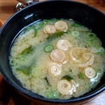 Bikkuri Donki - セットの日替わり味噌汁（この日はわかめと麩とネギ)