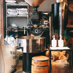 ゴンゾウ カフェ&ビーンズ - 入口の焙煎器