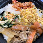 ほっともっと - 蓋を開けてみると、なかなかの具材が乗っています♪