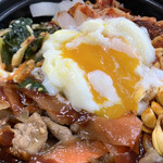 ほっともっと - 温玉を崩しながら食べると、これがとても美味しいっ(*'-')b OK!