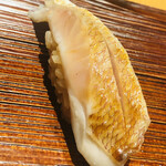 すし 喜邑 - 250gなのでカスゴではなく小鯛。塩〆、昆布〆、酢〆で完成。鯛の味が濃厚。鯛そぼろを食しているみたい
