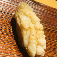すし 喜邑 - 北寄貝。貝まで寝かせるとはもうビックリポン。裏のモフモフを表に握る仕立てでした