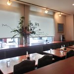 レストラン・サカキ - 店内のテーブル席の風景です