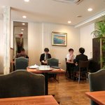 レストラン・サカキ - 店内のテーブル席の風景です