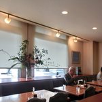 レストラン・サカキ - 店内のテーブル席の風景です